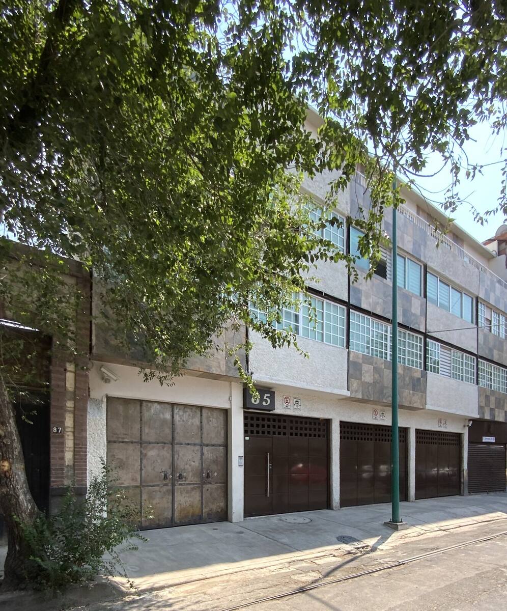 Entrance and green patio